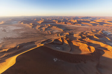 Afrika, Namibia, Namib-Wüste, Namib-Naukluft-Nationalpark, Luftaufnahme von Wüstendünen im Morgenlicht - FOF10127