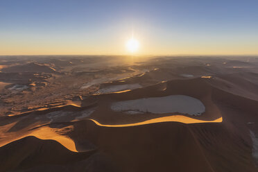 Afrika, Namibia, Namib-Wüste, Namib-Naukluft-Nationalpark, Luftaufnahme von Deadvlei und 'Big Daddy' gegen die Sonne - FOF10128