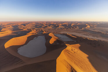 Afrika, Namibia, Namib-Wüste, Namib-Naukluft-Nationalpark, Luftaufnahme von Deadvlei, 'Big Daddy' und Sossusvlei - FOF10129