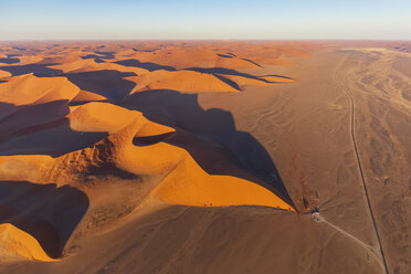 Afrika, Namibia, Namib-Wüste, Namib-Naukluft-Nationalpark, Luftaufnahme einer Wüstendüne 45 - FOF10130