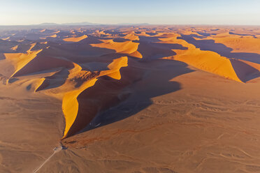 Afrika, Namibia, Namib-Wüste, Namib-Naukluft-Nationalpark, Luftaufnahme einer Wüstendüne 45 - FOF10131