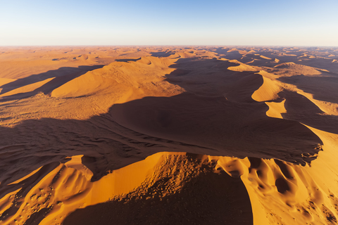 Afrika, Namibia, Namib-Wüste, Namib-Naukluft-Nationalpark, Luftaufnahme von Wüstendünen, lizenzfreies Stockfoto