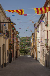 Spanien, Katalonien, Gasse mit katalanischen Fahnen - JMF00423