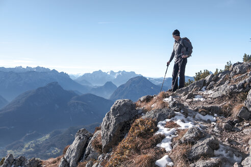 Deutschland, Bayern, Berchtesgadener Land, Hochstaufen, Wanderer mit Blick auf die Aussicht - HAMF00350