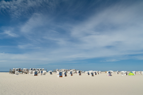 Deutschland, Schleswig-Holstein, Sankt Peter-Ording, Strand mit vermummten Strandkörben, lizenzfreies Stockfoto