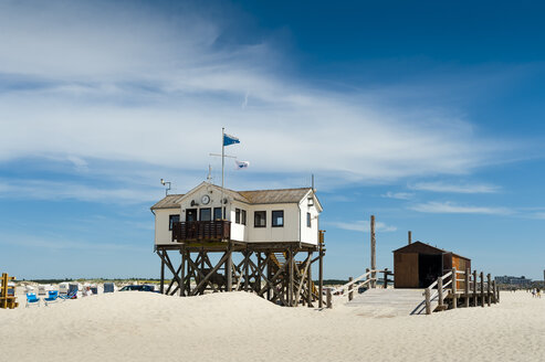 Germany, Schleswig-Holstein, Sankt Peter-Ording, beach with stilt houses - UMF00841