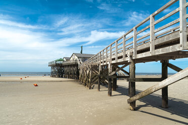 Deutschland, Schleswig-Holstein, Sankt Peter-Ording, Strand mit Brücke und Stelzenhäusern bei Ebbe - UMF00842