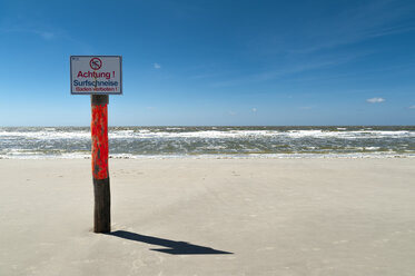 Deutschland, Schleswig-Holstein, Sankt Peter-Ording, Warnschild am Strand - UMF00847