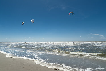 Deutschland, Schleswig-Holstein, Sankt Peter-Ording, Kitesurfer an der Nordsee - UMF00849