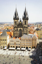 Tschechien, Prag, Blick vom alten Rathaus auf die Frauenkirche - GEMF02303