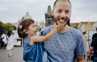 Czechia, Prague, father and little daughter having fun together on Charles Bridge - GEMF02312