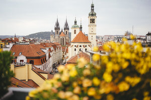 Tschechien, Prag, Blick auf die St. Jakobus-Basilika und die Teyn-Kirche im Hintergrund - GEMF02313