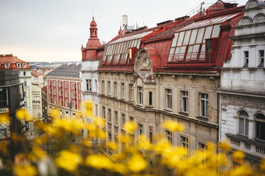 Tschechien, Prag, Blick von oben auf eine alte Häuserzeile - GEMF02315