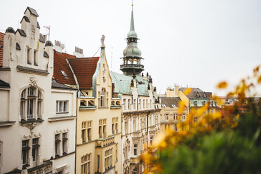 Tschechien, Prag, Blick von oben auf eine alte Häuserzeile - GEMF02316