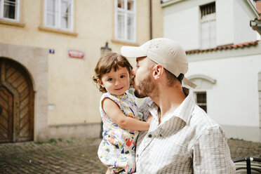 Tschechien, Prag, Porträt eines lächelnden kleinen Mädchens in den Armen ihres Vaters - GEMF02318