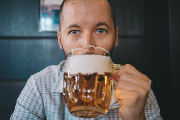 Tschechien, Porträt eines biertrinkenden Mannes in einer Kneipe - GEMF02322