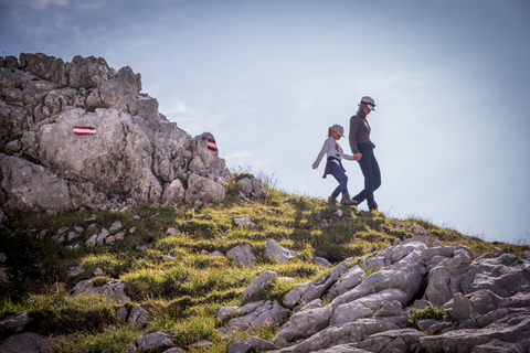 Österreich, Bundesland Salzburg, Loferer Steinberge, Mutter und Tochter beim Wandern in den Bergen, lizenzfreies Stockfoto