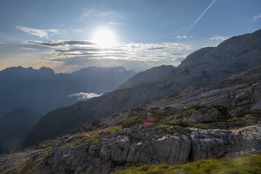 Österreich, Bundesland Salzburg, Loferer Steinberge, Berglandschaft im Gegenlicht - HAMF00359