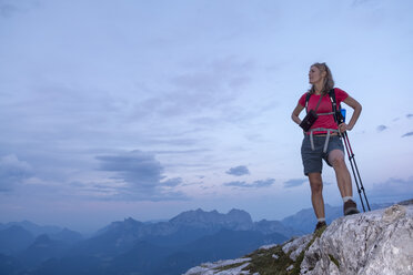 Österreich, Bundesland Salzburg, Loferer Steinberge, Frau auf dem Gipfel des Berges genießt die Aussicht - HAMF00361