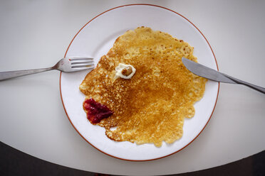 Pancake as face on plate, overhead view - HAMF00364