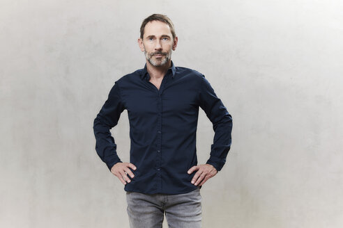 Porträt eines Geschäftsmannes, dunkelblaues Hemd, Taille nach oben - FMKF05208