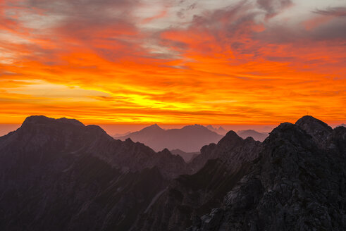 Deutschland, Bayern, Allgäu, Allgäuer Alpen, Nebelhorn bei Sonnenaufgang - WGF01218