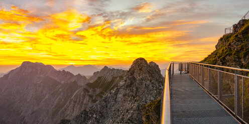 Deutschland, Bayern, Allgäu, Allgäuer Alpen, Nebelhorn bei Sonnenaufgang - WGF01219