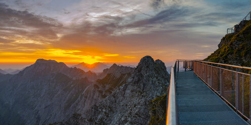 Deutschland, Bayern, Allgäu, Allgäuer Alpen, Nebelhorn bei Sonnenaufgang - WGF01220