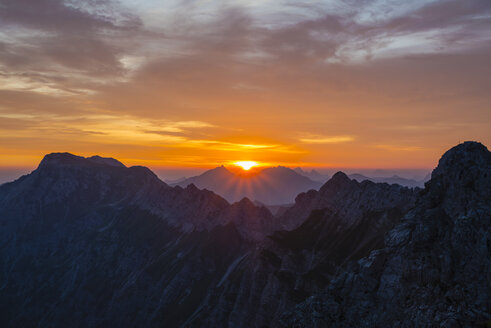 Deutschland, Bayern, Allgäu, Allgäuer Alpen, Nebelhorn bei Sonnenaufgang - WGF01224