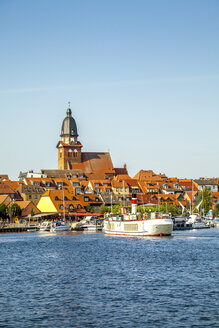 Germany, Mecklenburg-Western Pomerania, Waren an der Mueritz, Old town, tourboat at harbour - PUF01317