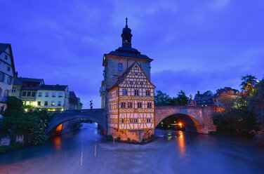 Deutschland, Bamberg, Rathaus zur blauen Stunde - FDF00240