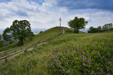 Deutschland, Fränkische Schweiz, Aussichtspunkt und Kreuz - FDF00243