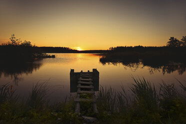 Deutschland, Oberpfalz, Russweiher bei Sonnenaufgang - FDF00250