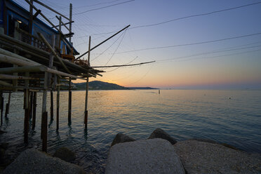 Italien, Abruzzen, San Vito Chietino, Trabocchi-Küste, Trabocco San Giacomo bei Sonnenuntergang - LOMF00731