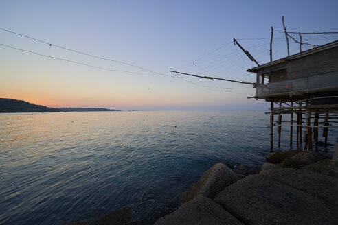 Italien, Abruzzen, San Vito Chietino, Trabocchi-Küste, Trabocco San Giacomo bei Sonnenuntergang - LOMF00732