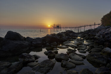 Italien, Abruzzen, San Vito Chietino, Trabocchi-Küste, Trabocco Turchino bei Sonnenaufgang - LOMF00737