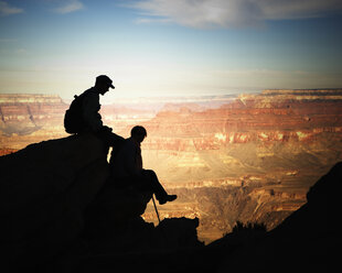 Silhouetten eines männlichen und weiblichen Wanderers, Grand Canyon National Park, Arizona. - AURF01397