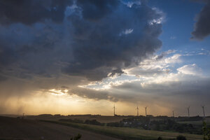 Deutschland, Lausitz, Windräder und Gewitterwolke - HAMF00366