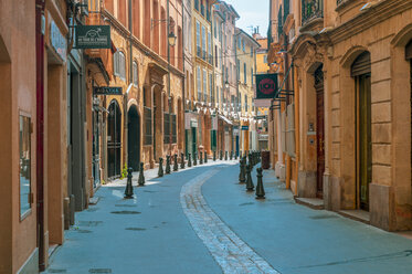 France, Provence, Aix-en-Provence, alley in the old town - FRF00718