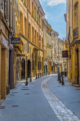 France, Provence, Aix-en-Provence, alley in the old town - FRF00719