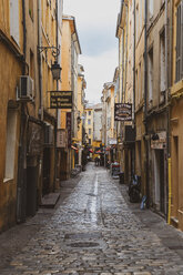 France, Provence, Aix-en-Provence, alley in the old town - FRF00720