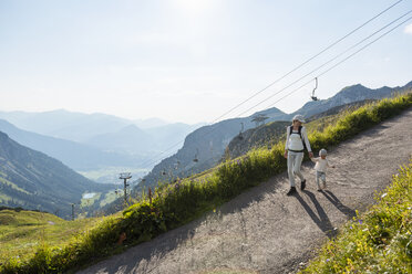 Deutschland, Bayern, Oberstdorf, Mutter und kleine Tochter beim Wandern in den Bergen - DIGF04969