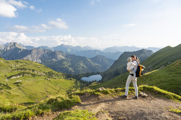 Deutschland, Bayern, Oberstdorf, Mutter und kleine Tochter bei einer Wanderung in den Bergen - DIGF04975