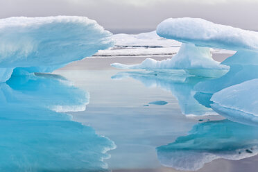 Gemischtes Packeis in der Barrow Strait, Region Qikiqtaaluk, Nunavut, Kanada. - AURF01420