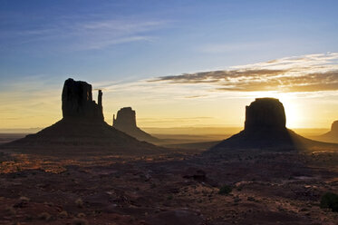 Monument Valley bei Sonnenaufgang, Arizona. - AURF01421