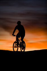 Mountainbiker bei Sonnenuntergang, Moab, Utah - AURF01429