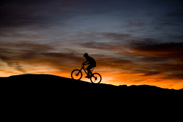 Mountainbiker bei Sonnenuntergang, Moab, Utah - AURF01430