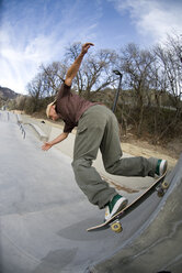 Mann beim Skaten im Skateboard-Park. - AURF01438