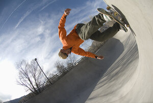 Mann beim Skaten im Skateboard-Park. - AURF01439