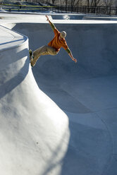 Mann beim Skaten im Skateboard-Park. - AURF01440